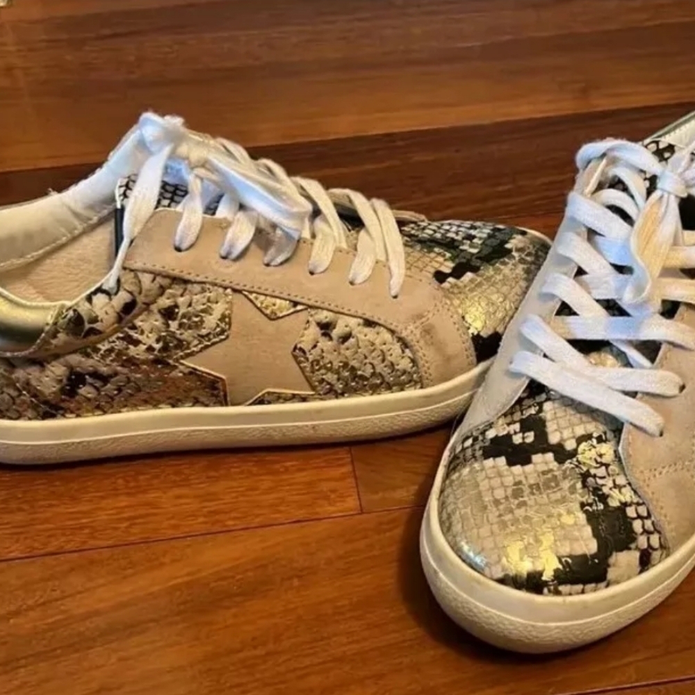 Steve Madden Starling Sneakers Women’s Size 7 Gold Snake Print Star Lace Up GUC